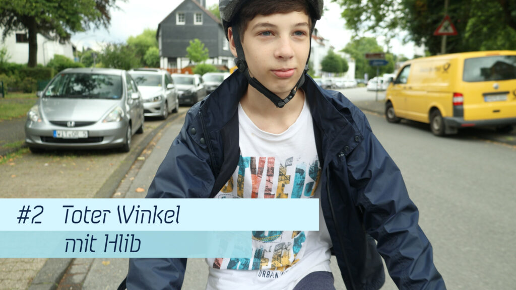 Dorfstraße/Universitätsstraße Hlib bleibt hinter dem LKW. In den toten Winkel fahren ist das gefährlichste, was man mit dem Rad machen kann.