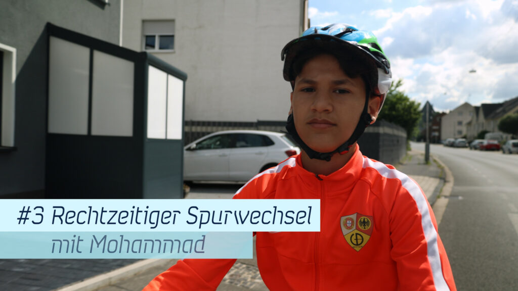 Universitätsstraße nach links in die Dorfstraße Mohammad achtet auf den Verkehr von hinten, bevor er die Spur wechselt. 