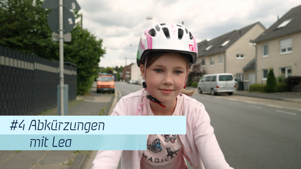 Man muss nicht immer über die großen Kreuzungen! Lea biegt von der Universitätsstraße übe die Verkehrsinsel in die Dorfstraße ab.